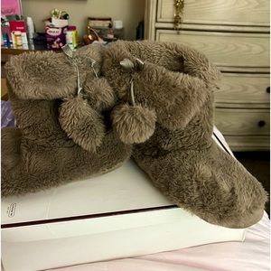 Caramel fuzzy winter house boots 🥾